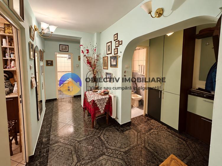 Apartament cu 3 camere decomandat, mobilat în Central