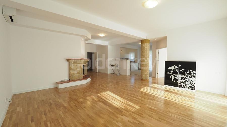 Casă individuală cu 7 camere cu Piscina în Iancu Nicolae