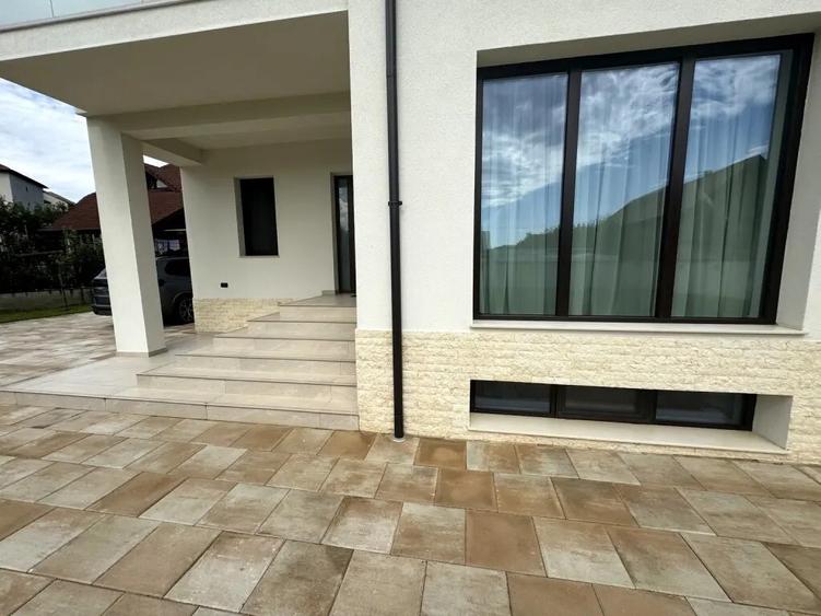 Casă cu 5 camere în Ostroveni