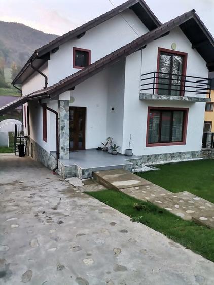 Casă cu Teren 3000 Mp în Ponoarele