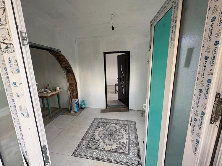 Casă cu 5 camere cu Teren 2350 Mp în Tătăranu
