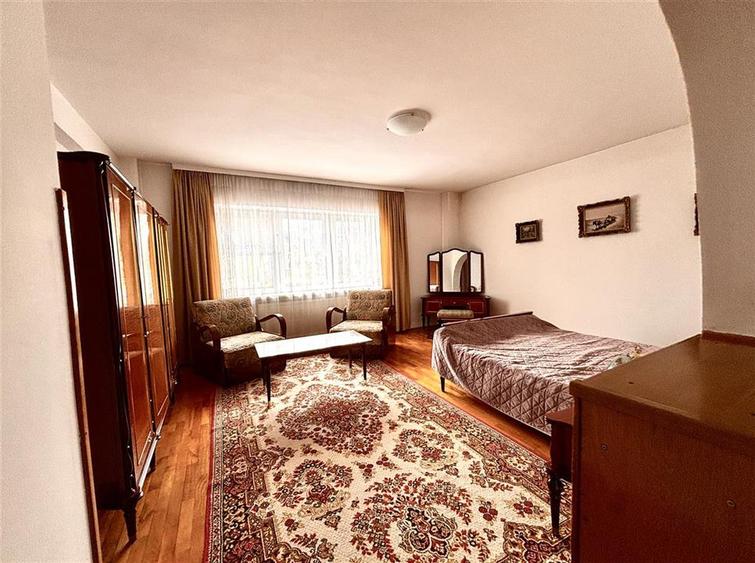 Casă individuală cu 6 camere cu Piscina în Tractorul