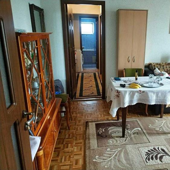 Apartament cu 3 camere semidecomandat în Rovine