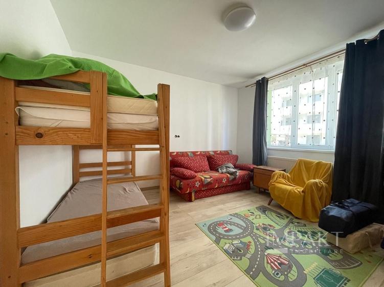 Apartament cu 3 camere semidecomandat, mobilat în Mărăști