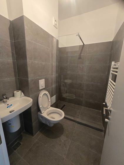 Apartament cu 3 camere semidecomandat în Unirii