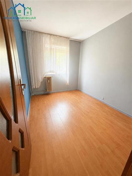 Apartament cu 3 camere semidecomandat în Rovine