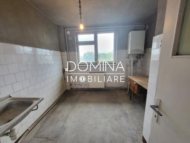 Apartament cu 3 camere semidecomandat în 1 Mai