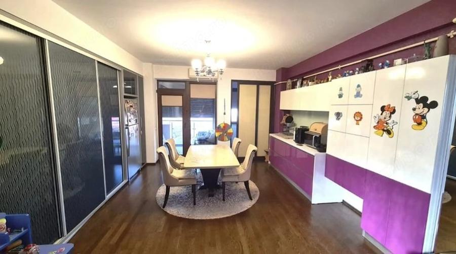 Apartament cu 2 camere decomandat în Trocadero