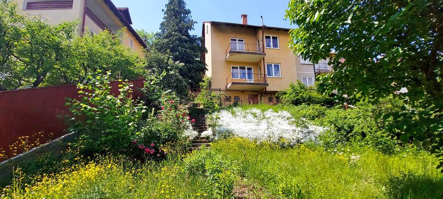 Casă cu 6 camere cu Canalizare în Centrul Istoric