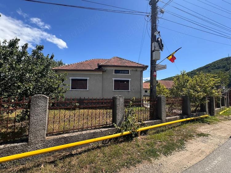 Casă cu 5 camere cu Teren 93 Mp în Vețel
