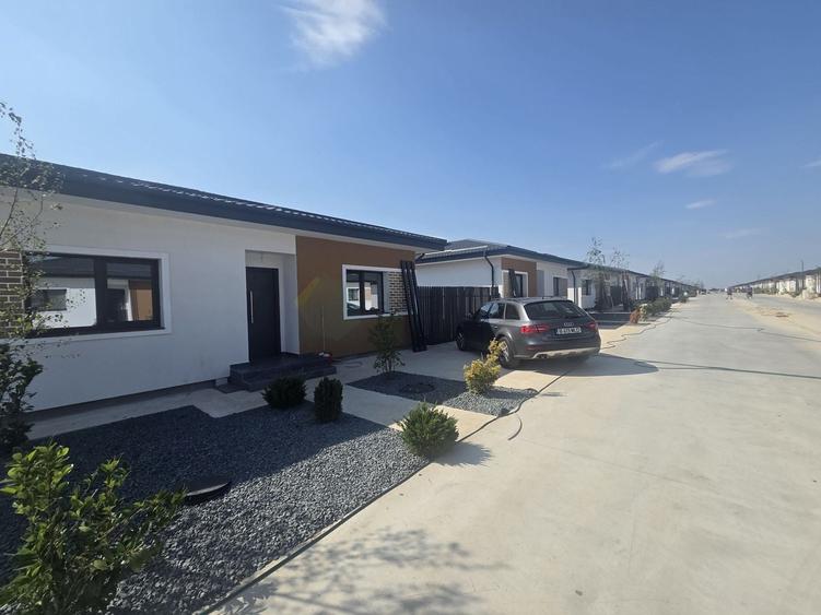 Casă individuală cu 4 camere cu Canalizare în Tunari