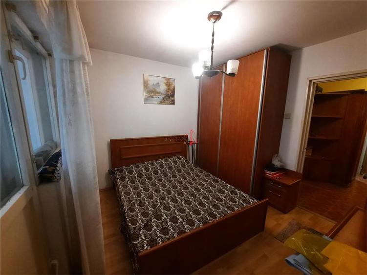 Apartament cu 4 camere semidecomandat în Iancului