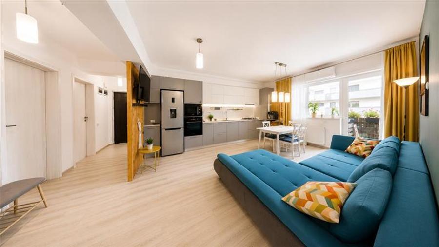 Apartament cu 4 camere decomandat în Tractorul