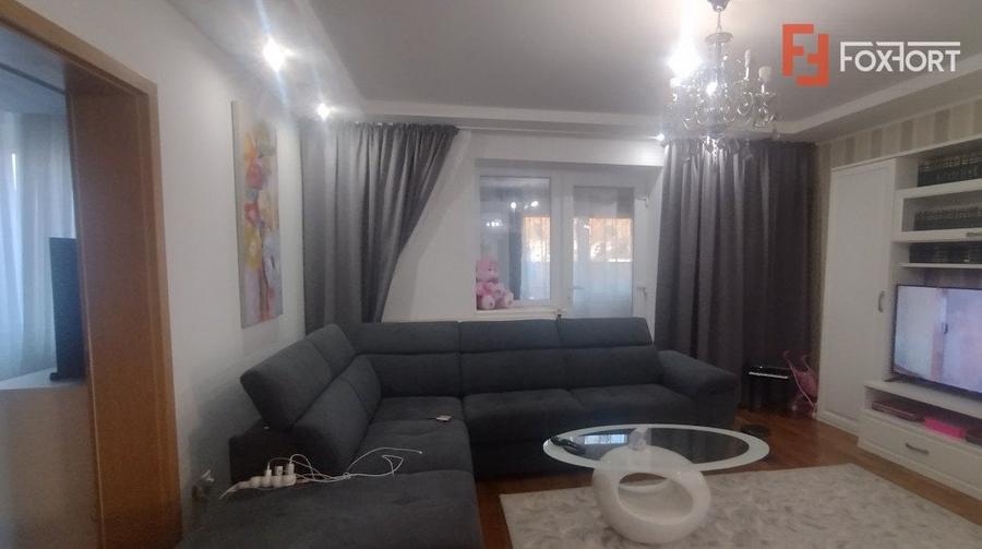 Casă individuală cu 7 camere cu Canalizare în Lipovei