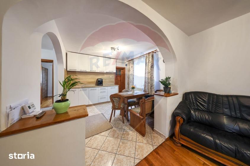 Casă cu 8 camere cu Teren 720 Mp în Central