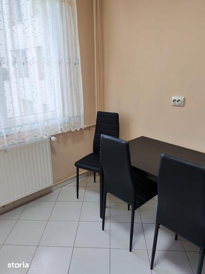 Apartament cu 3 camere semidecomandat, mobilat în Colentina
