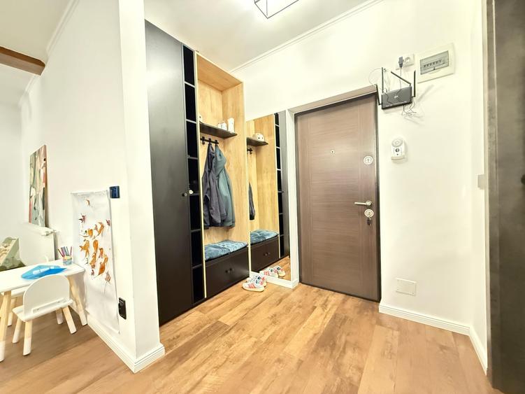 Apartament cu 3 camere semidecomandat, mobilat în Florești