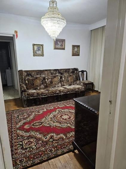 Apartament cu 3 camere semidecomandat în Craiovei