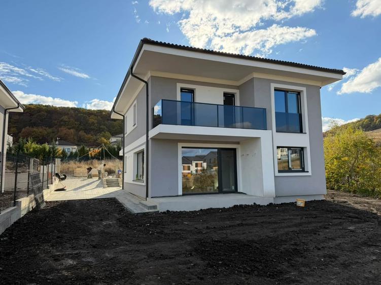 Casă individuală cu 5 camere cu Canalizare în Chinteni