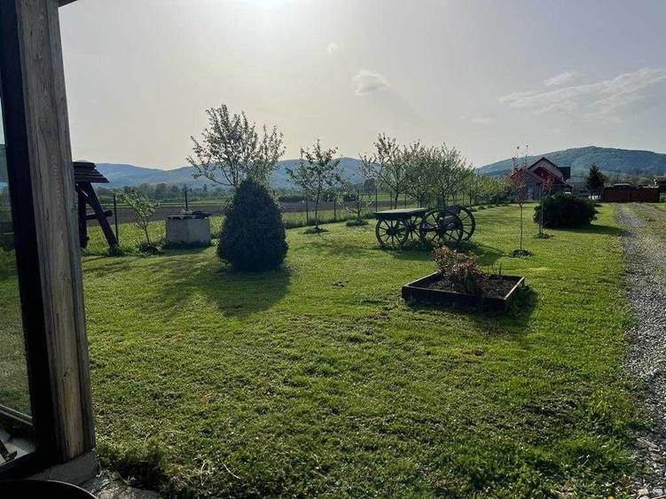 Casă cu 4 camere cu Teren 8000 Mp în Budila