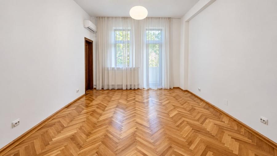 Apartament cu 4 camere decomandat în Polonă