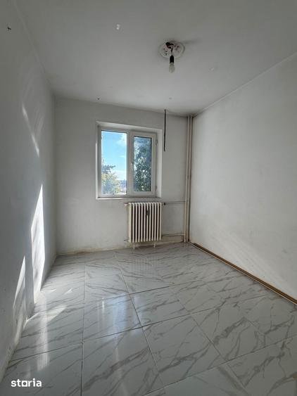 Apartament cu 3 camere semidecomandat în Sălaj