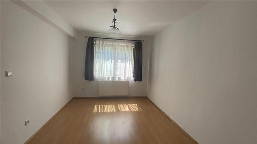 Casă individuală cu 8 camere cu Garaj în Tei