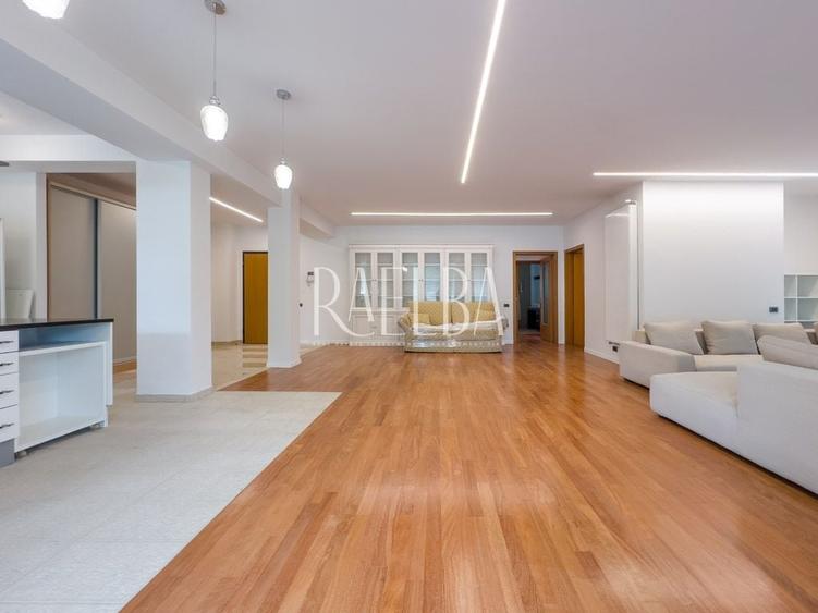 Apartament cu 3 camere semidecomandat în Primăverii
