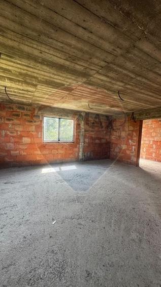 Casă individuală cu 6 camere cu Teren 1000 Mp în Costâna