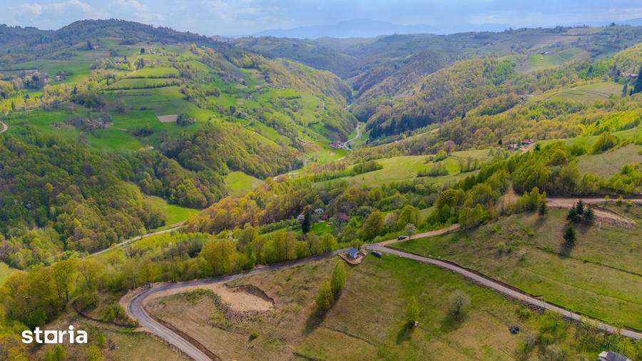 Teren de 18537 mp, în Poiana Mărului