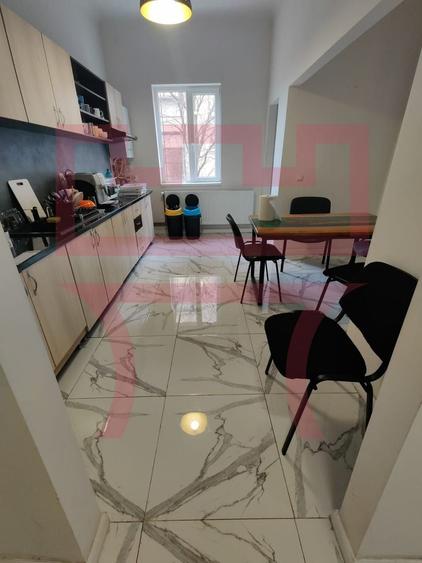 Apartament cu 3 camere semidecomandat, mobilat în Semicentral