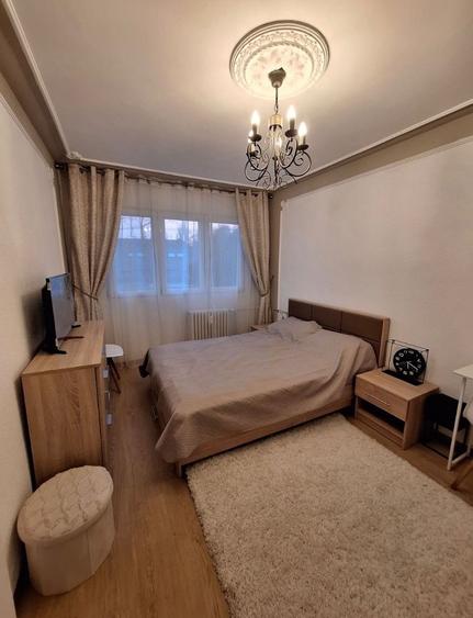 Apartament cu 2 camere semidecomandat, mobilat în Podul de Piatră
