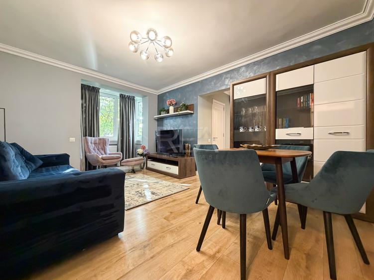 Apartament cu 3 camere semidecomandat, mobilat în P-ța Unirii
