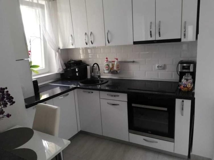 Apartament cu 3 camere semidecomandat în Decebal