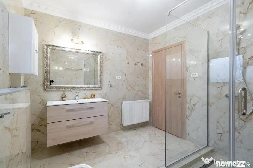 Casă cu 7 camere cu Teren 492 Mp în Central