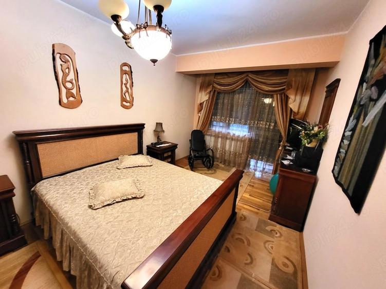 Casă cu 11 camere cu Teren 308 Mp în Exterior Vest