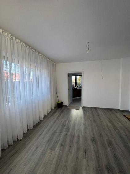 Casă cu 5 camere cu Teren 929 Mp în Central