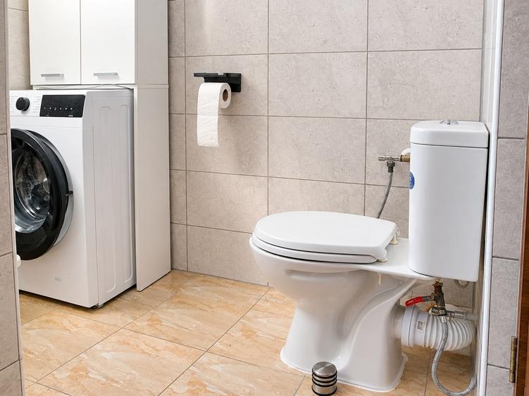 Apartament cu 3 camere semidecomandat, mobilat în Florești