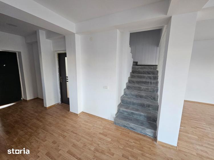 Casă cu 5 camere cu Teren 226 Mp în Odăi