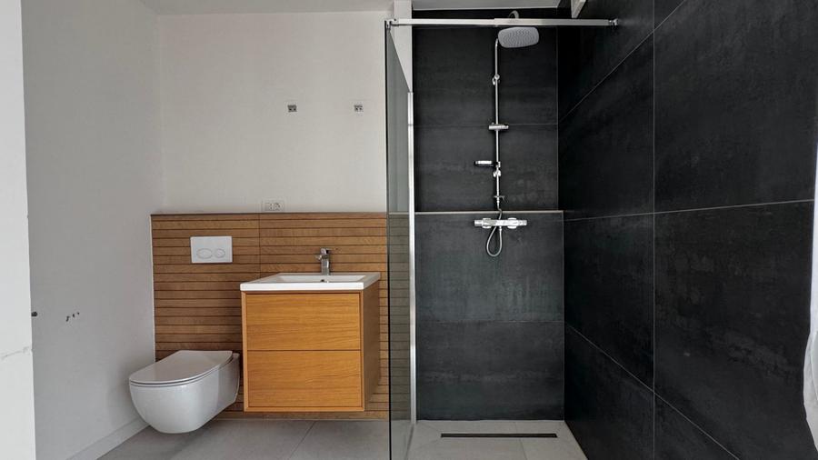 Duplex cu 7 camere cu Canalizare în Blumăna