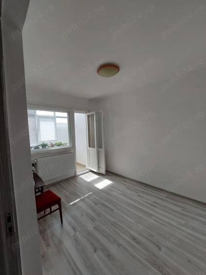 Apartament cu 3 camere semidecomandat în Palat