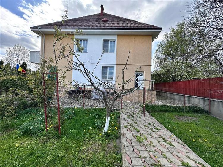Casă individuală cu 10 camere cu Teren 2418 Mp în Central