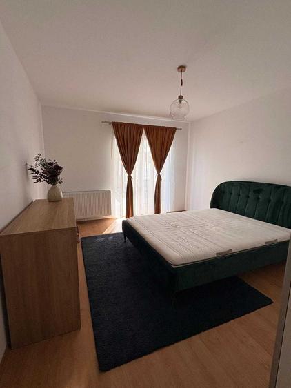 Apartament cu 3 camere decomandat în Tractorul