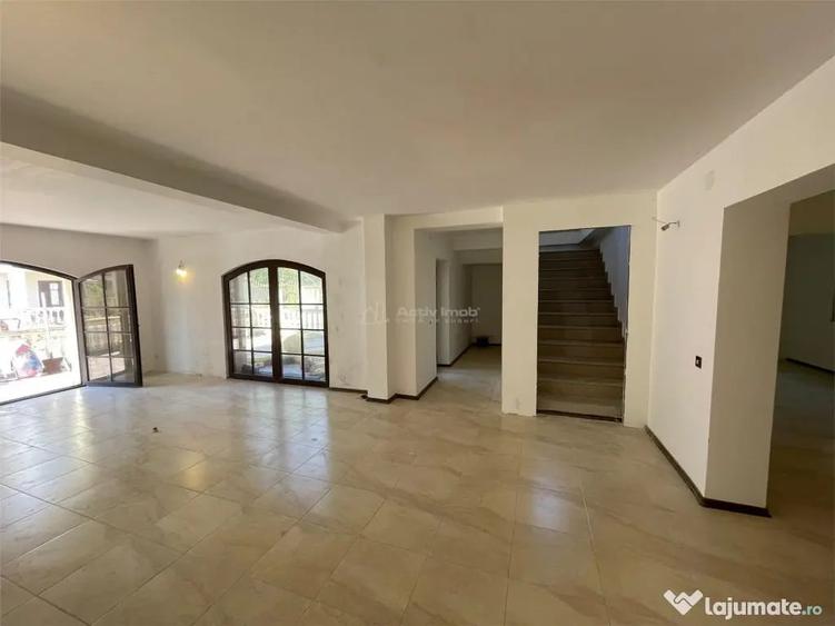 Casă cu 9 camere cu Teren 280 Mp în Petrești