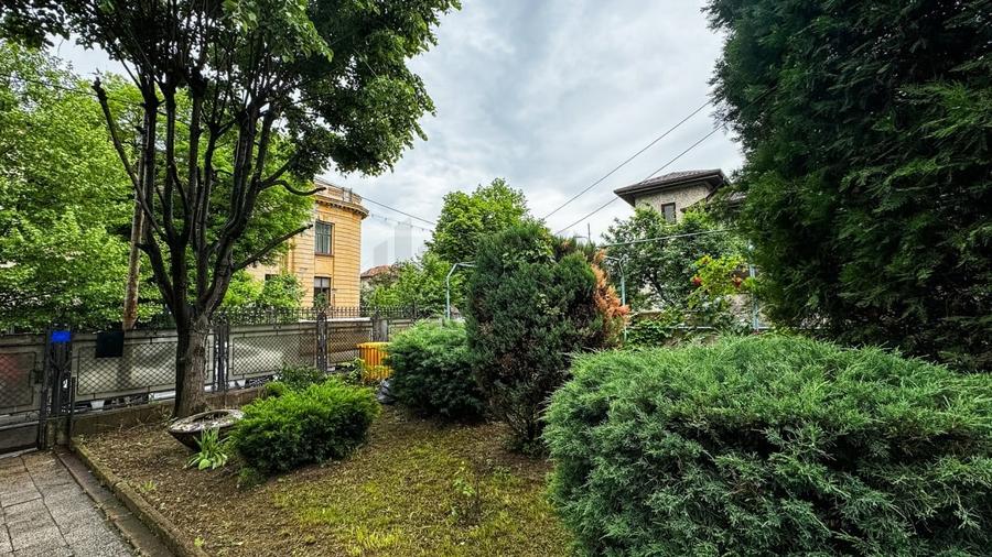 Casă individuală cu 11 camere cu Canalizare în Cotroceni