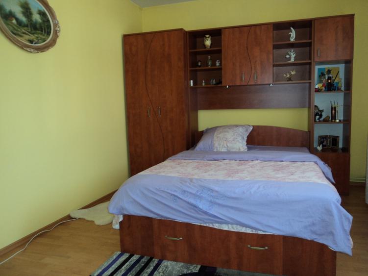 Casă cu 5 camere cu Garaj în Bujoreni