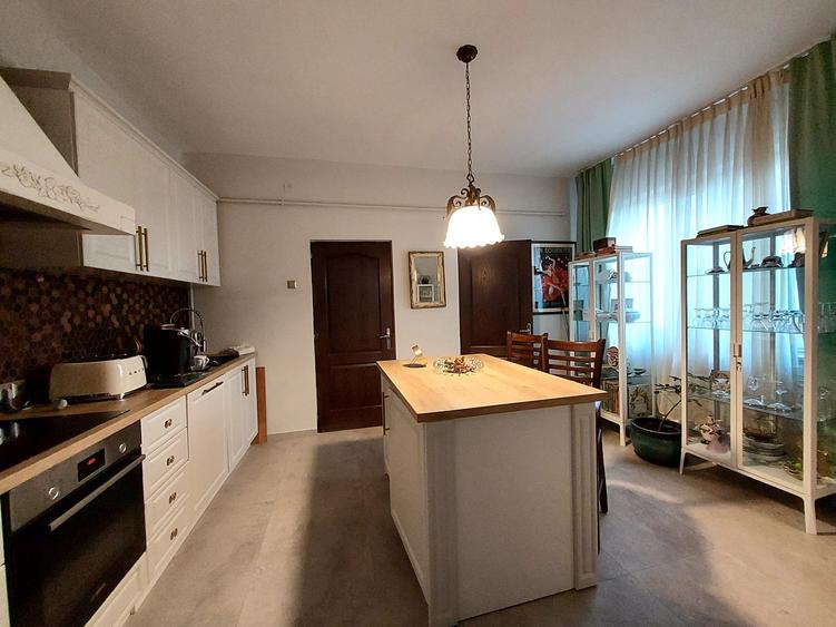 Casă individuală cu 6 camere cu Teren 2160 Mp în Simeria