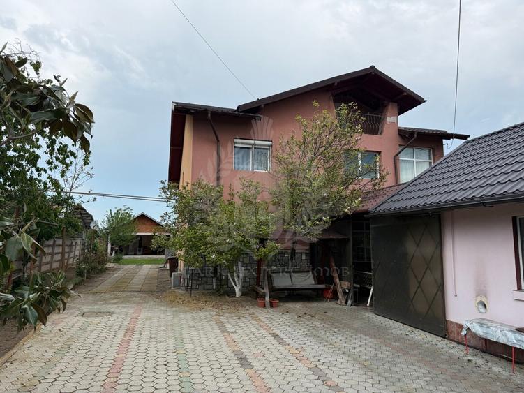 Casă individuală cu 8 camere cu Canalizare în Podenii Noi