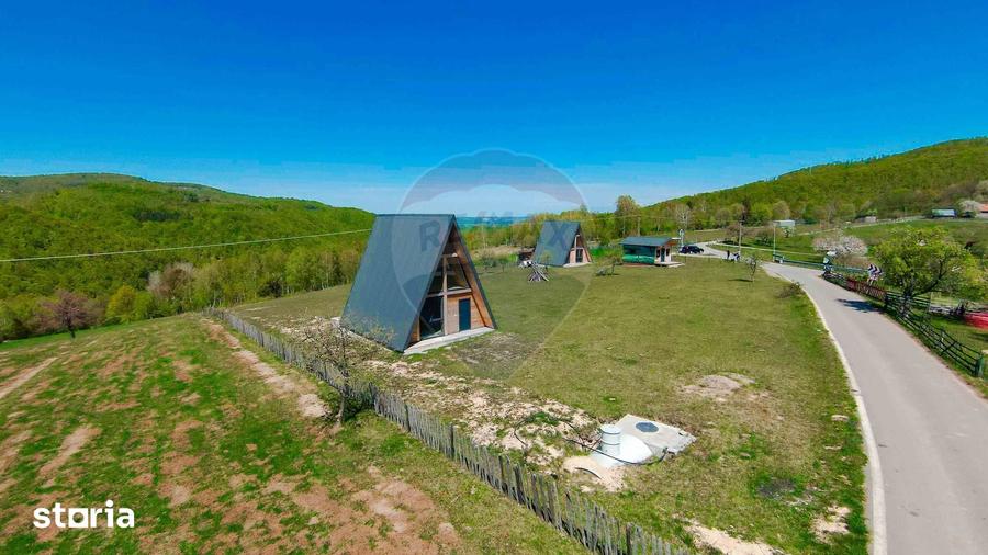 Casă cu 7 camere cu Teren 30200 Mp în Negreni