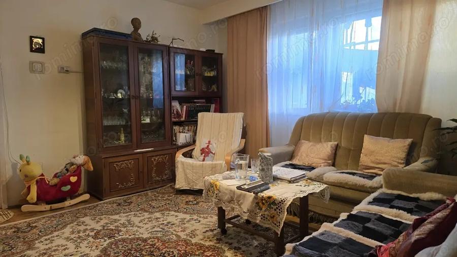 Apartament cu 4 camere semidecomandat în Gojdu
